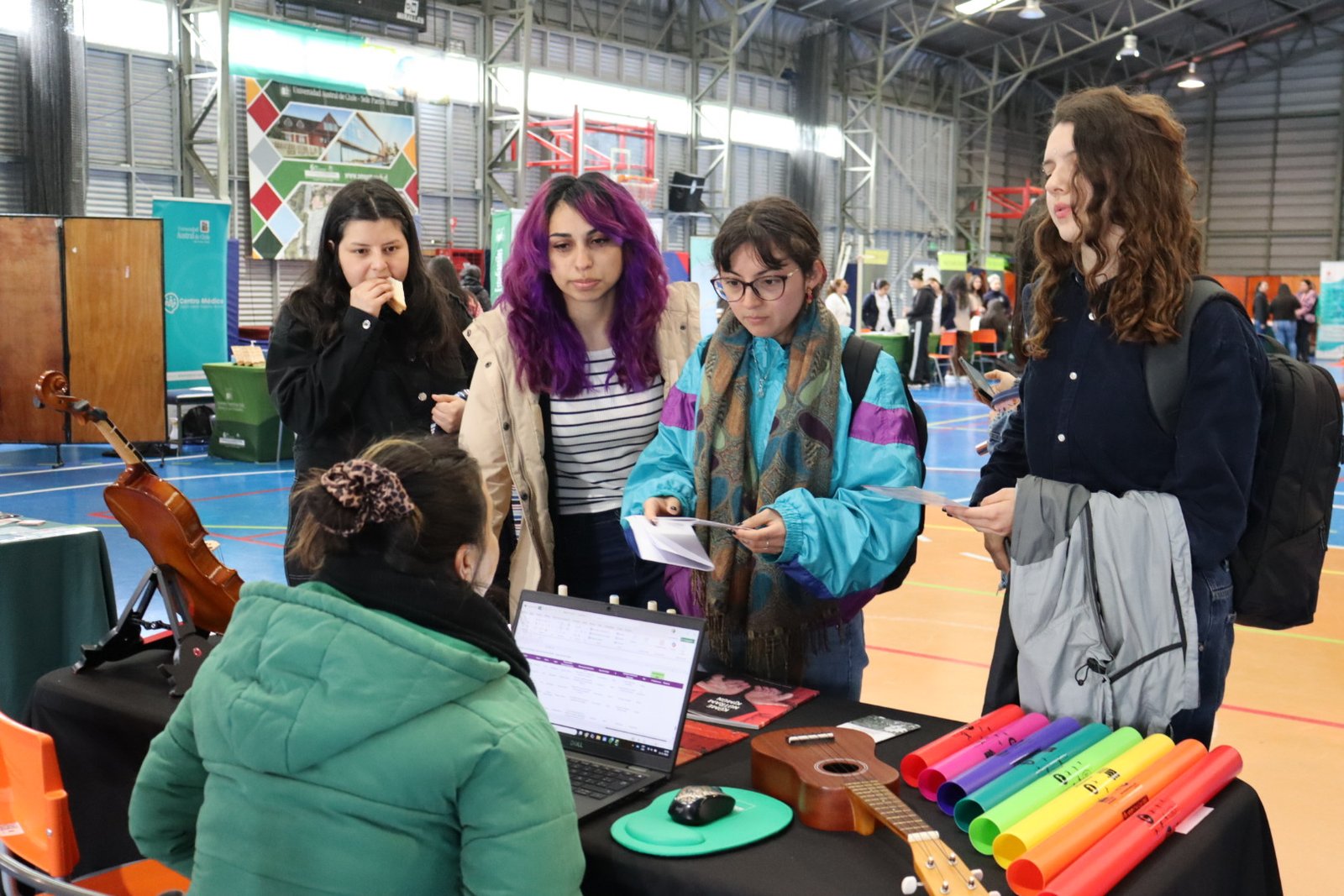 UACh Puerto Montt promueve el bienestar con masiva Feria de Salud