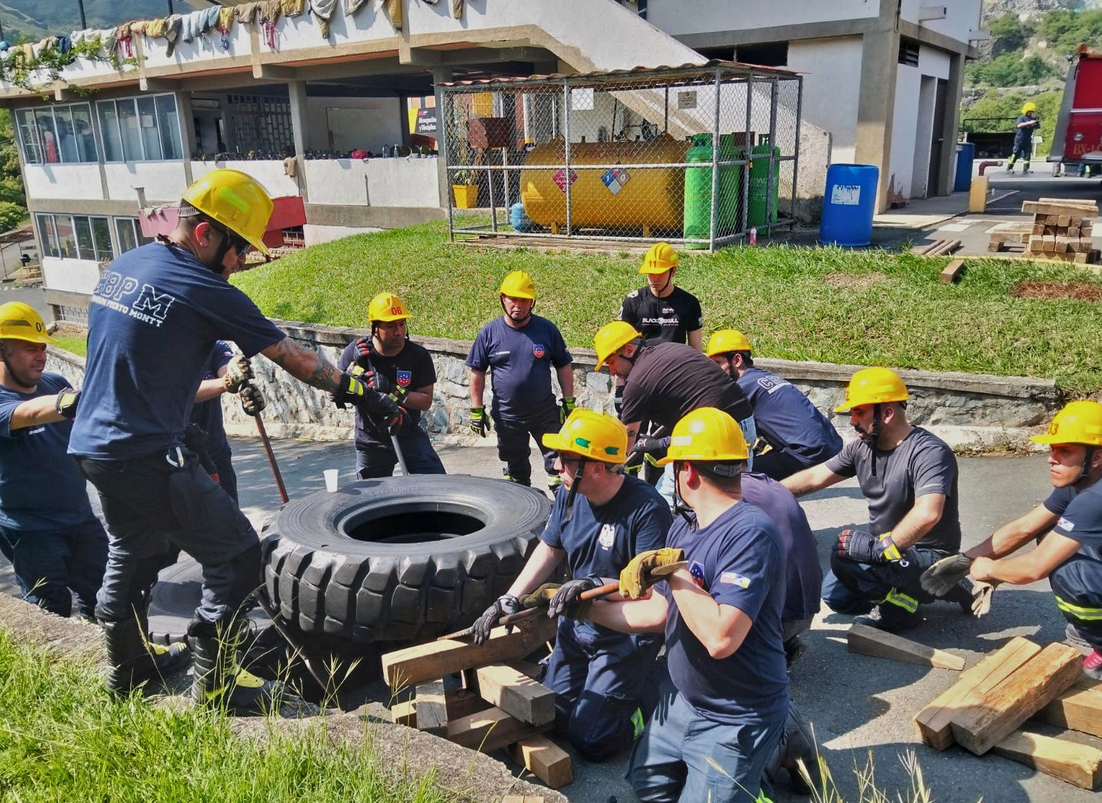 Bomberos de Puerto Montt fortalecen sus capacidades con entrenamiento internacional en Colombia