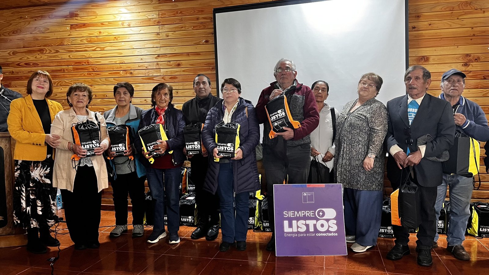 San Pablo y Puerto Octay: Familias reciben kits energéticos para enfrentar cortes de luz