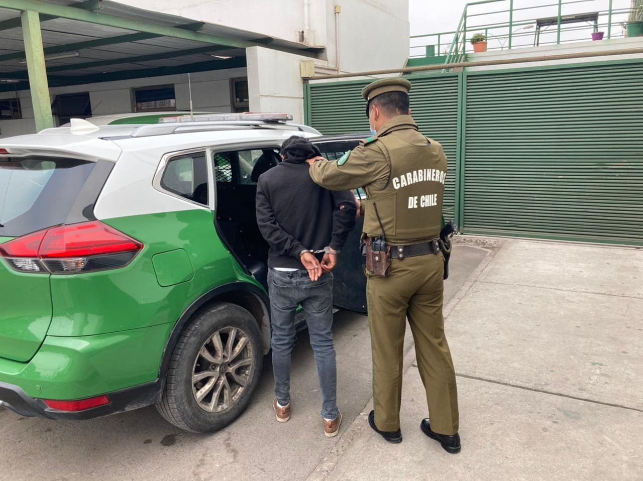 Investigan femicidio en Castro: Hallan a mujer apuñalada en auto chocado