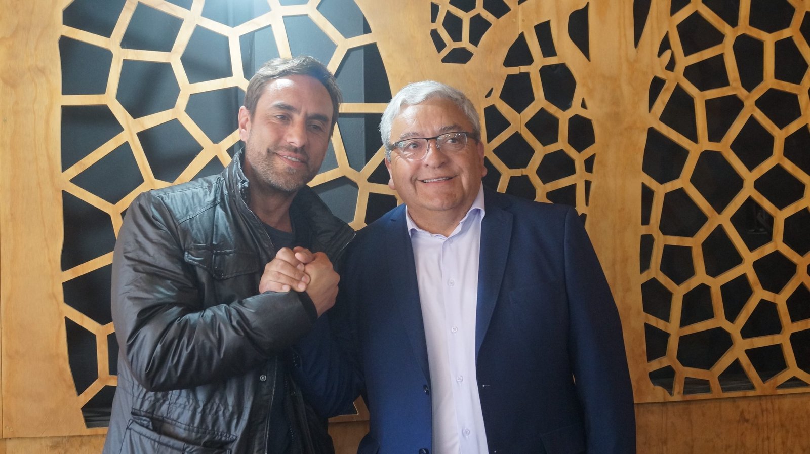 Actor Álvaro Gómez entrega su apoyo a Ramón Espinoza para la elección del Distrito 25