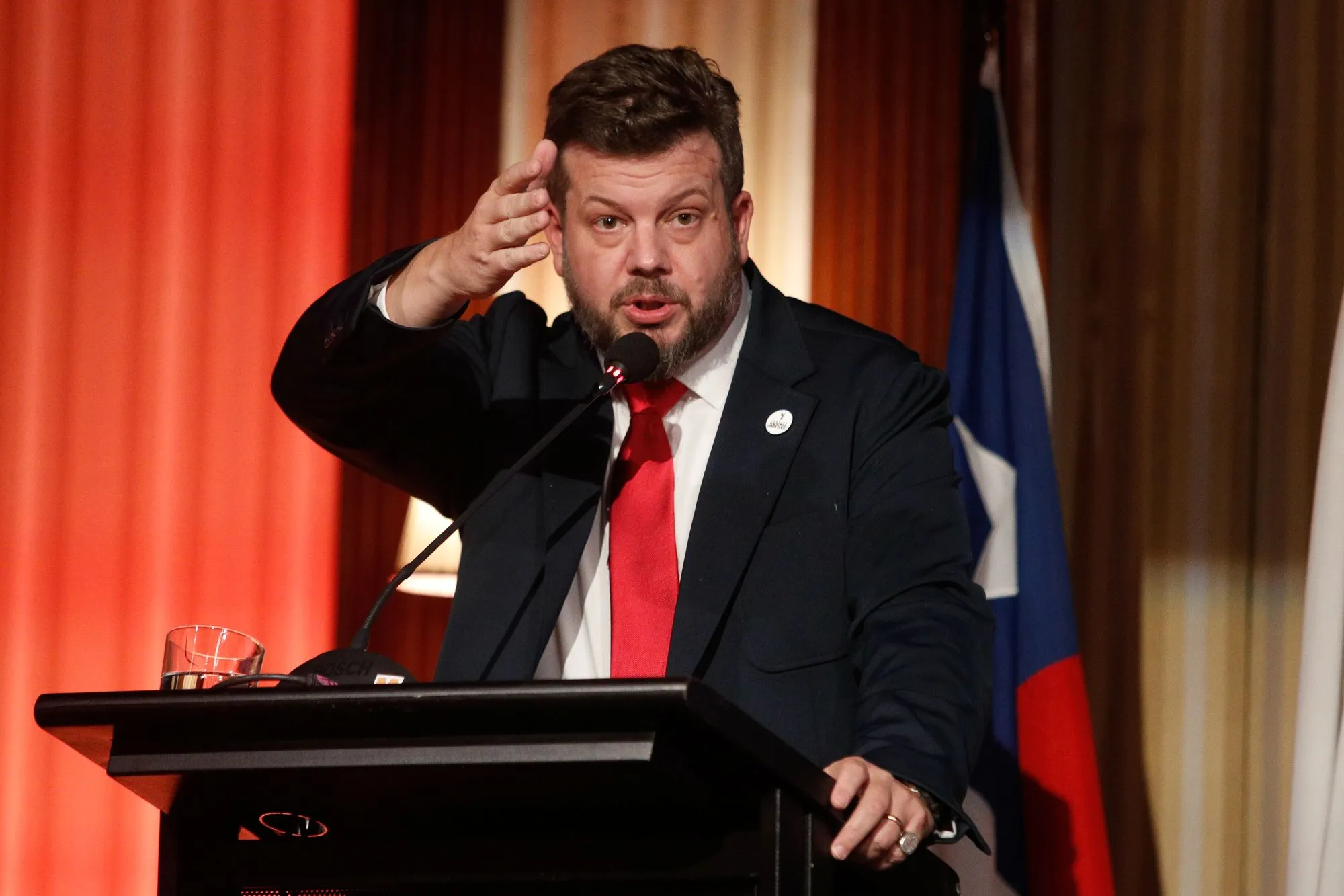 El Enfoque de Kaiser: Prioriza "lo que el País Necesita" por Sobre lo "Políticamente Correcto"