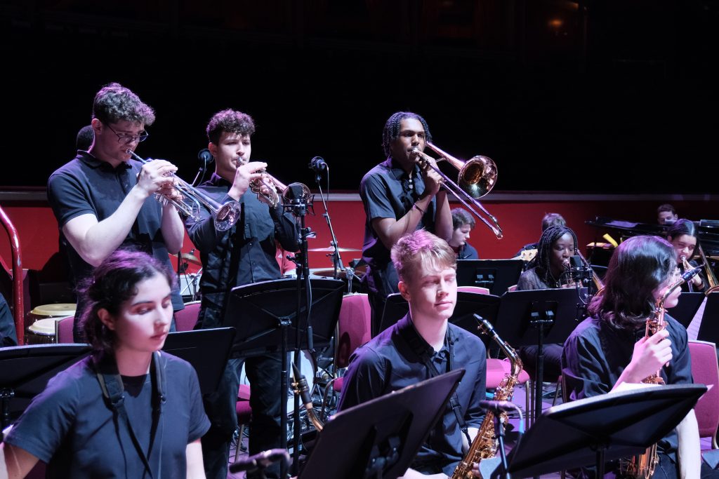 Renovación Acústica y Lumínica Eleva Calidad de Ensayos de Big Band Juvenil Osorno