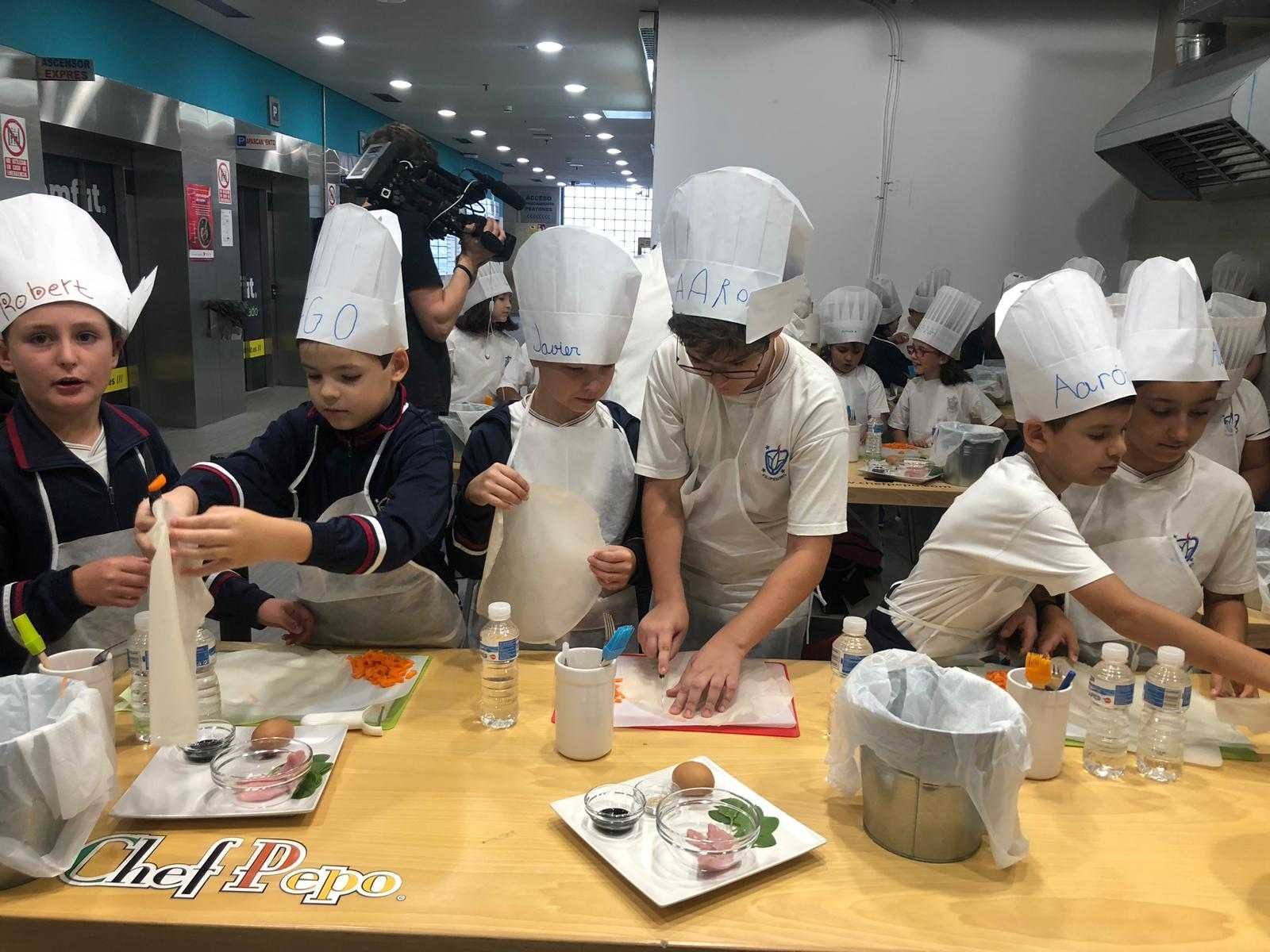 Docentes de Osorno usan cooking show para promover el chorito en colegios
