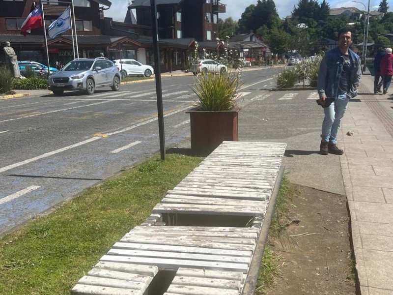 Preocupación en Puerto Varas por Mobiliario Urbano en Mal Estado en Pleno Centro