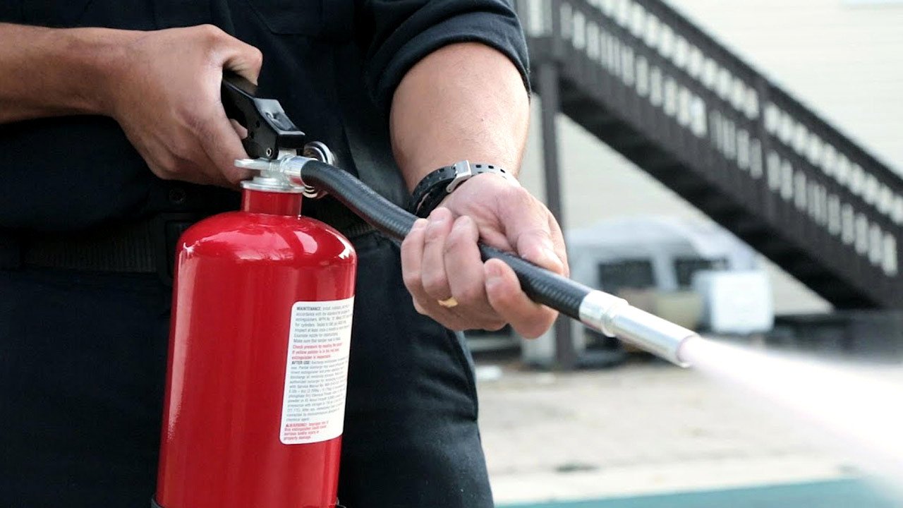 Refuerzan seguridad en Chonchi: Capacitan a funcionarios municipales en uso de extintores