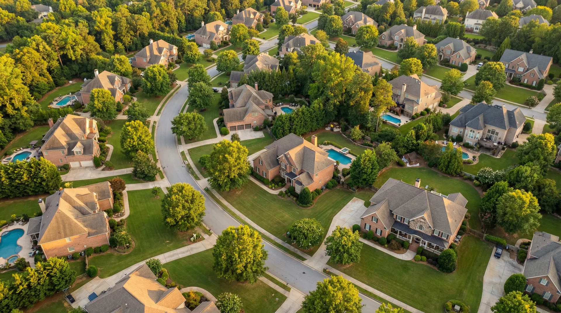 Beautiful neighborhood with homes for sale in Peachtree City, Georgia