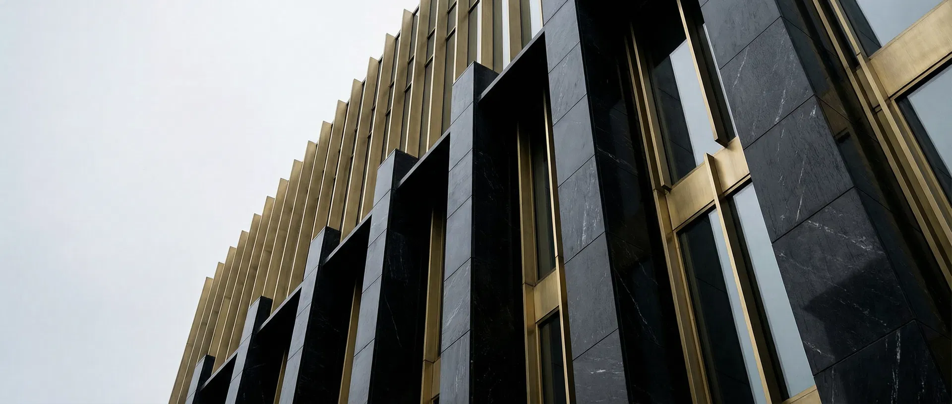 現代建築線條與金屬結構 — InvestWithWei 穩健投資品牌意象