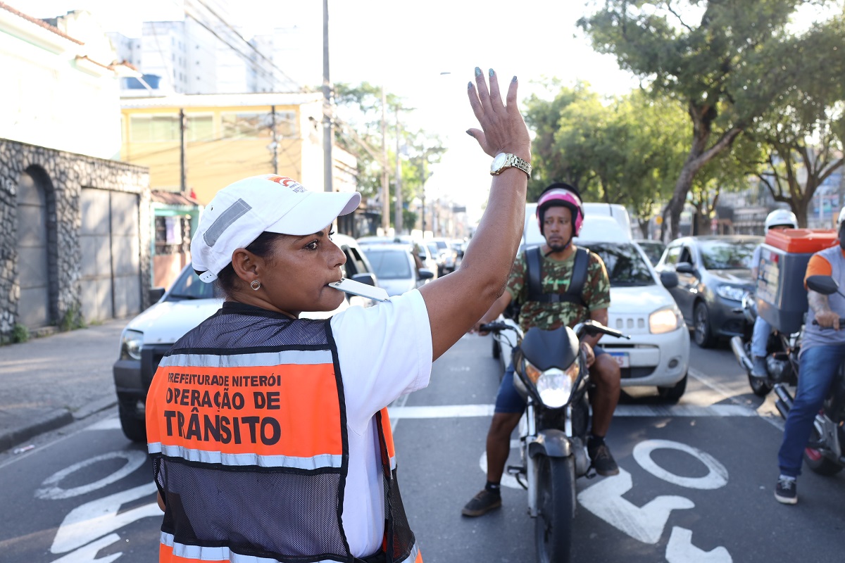 Desfile da Unidos do Viradouro altera trânsito no Centro de Niterói