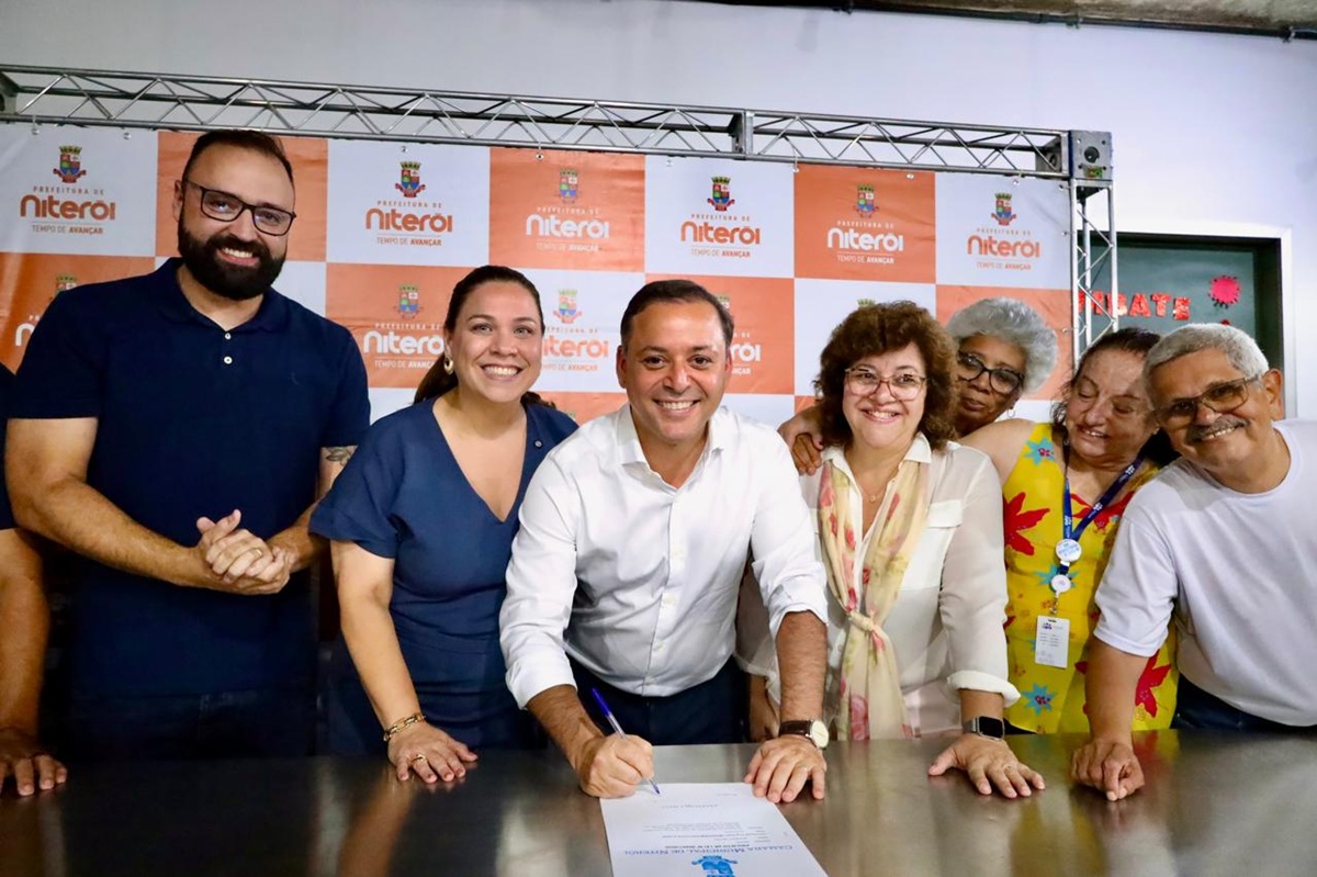 Prefeito de Niterói sanciona aumento para servidores da Saúde e gratificação federal anual aos agentes comunitários