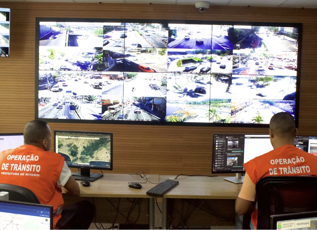 NitTrans identifica veículo que trafegava com passageiros pendurados