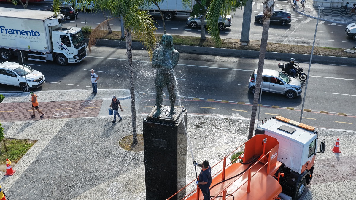 Prefeitura de Niterói promove limpeza da estátua de Arariboia nesta quinta-feira (15)