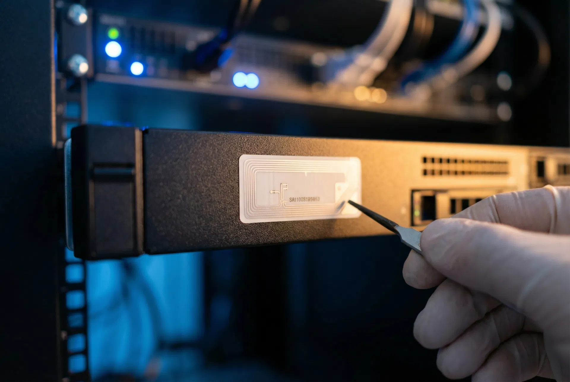 RFID-tag festes på server i rack