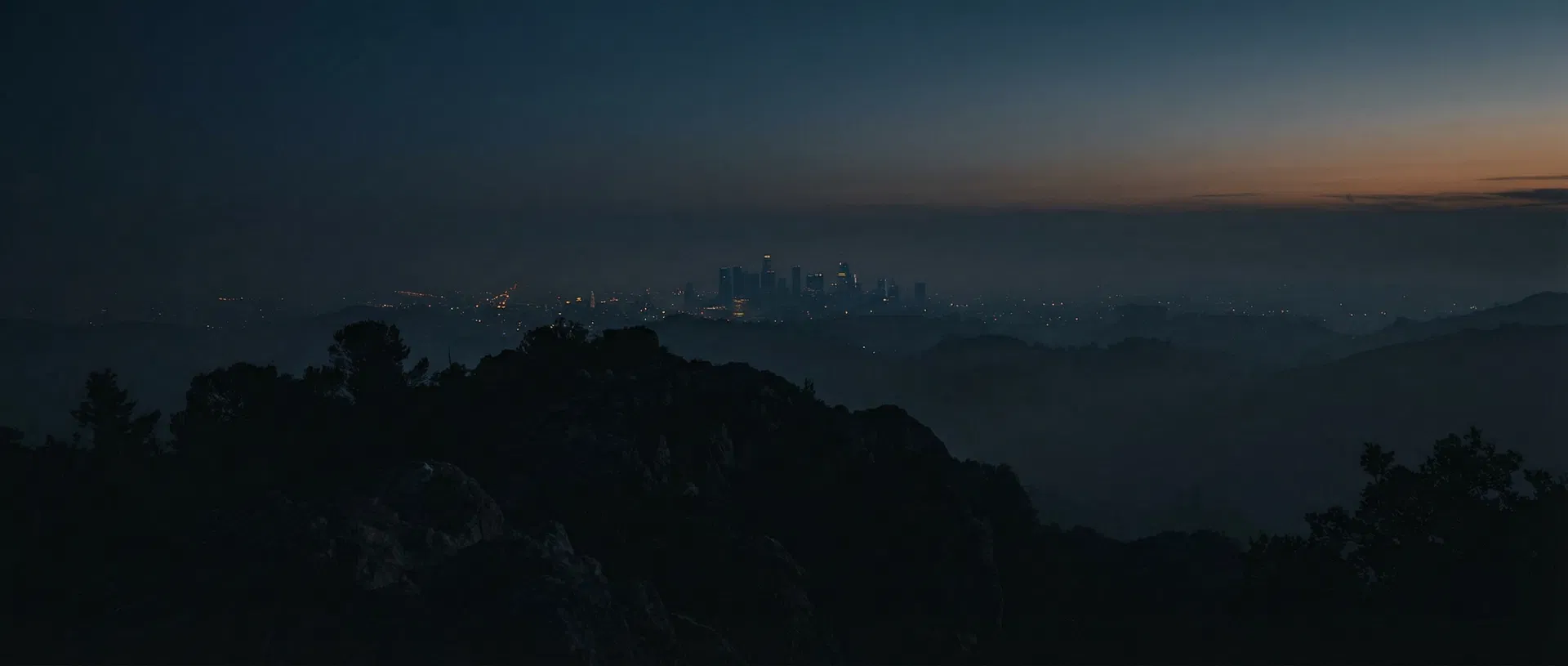 城市远景天际线，象征企业战略远见与长期视角
