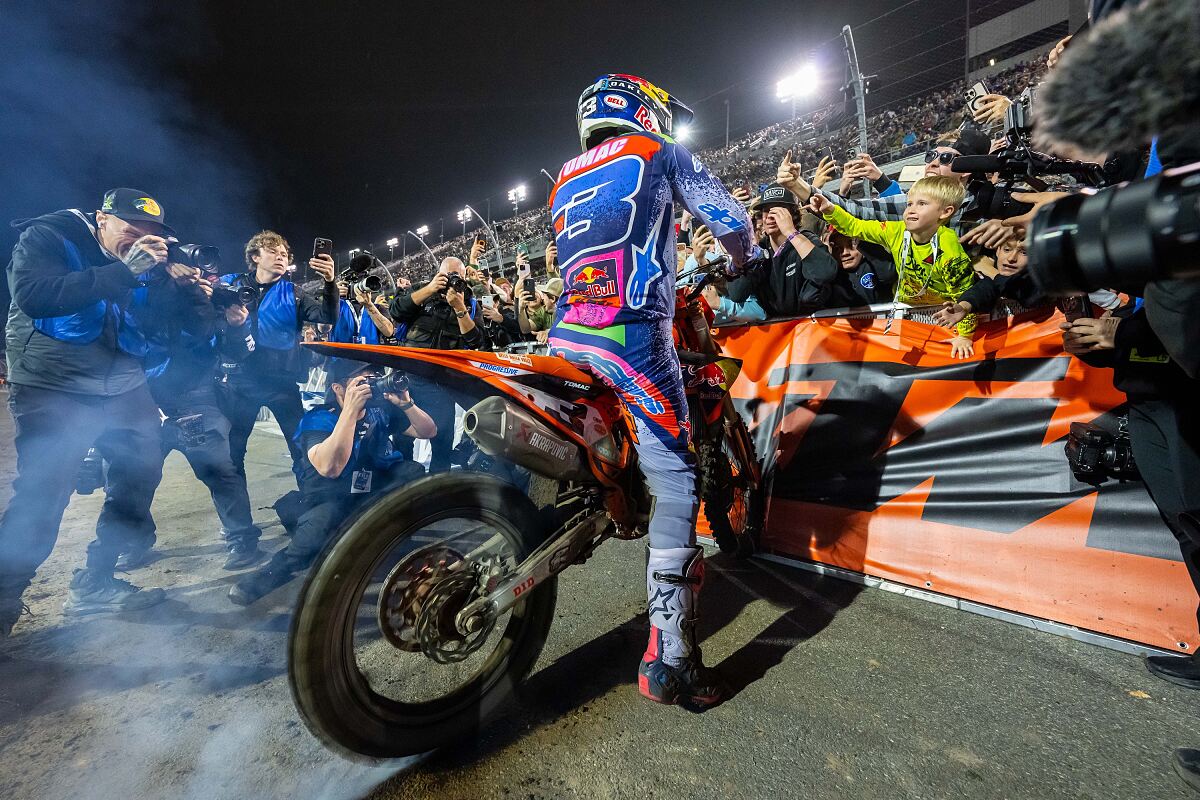 Tomac Dominates Daytona Supercross for Record Eighth Win