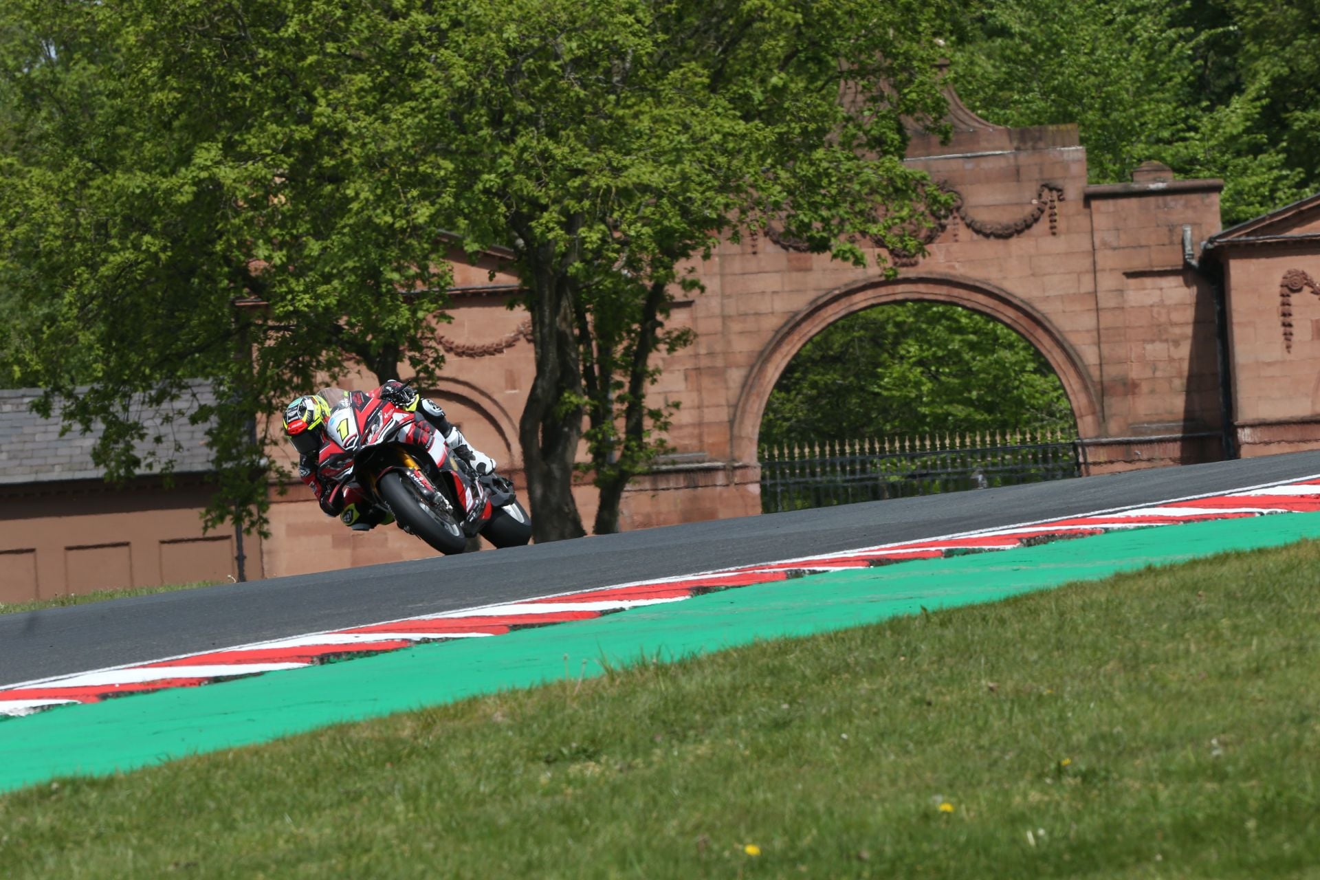 Ryde Dominates Oulton Park Practice with Record Lap