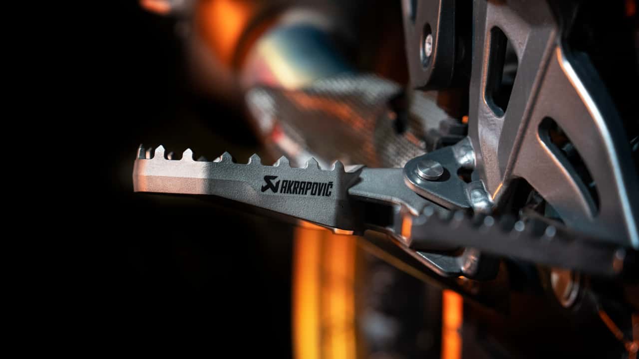 Akrapovič Introduces Titanium Footpegs