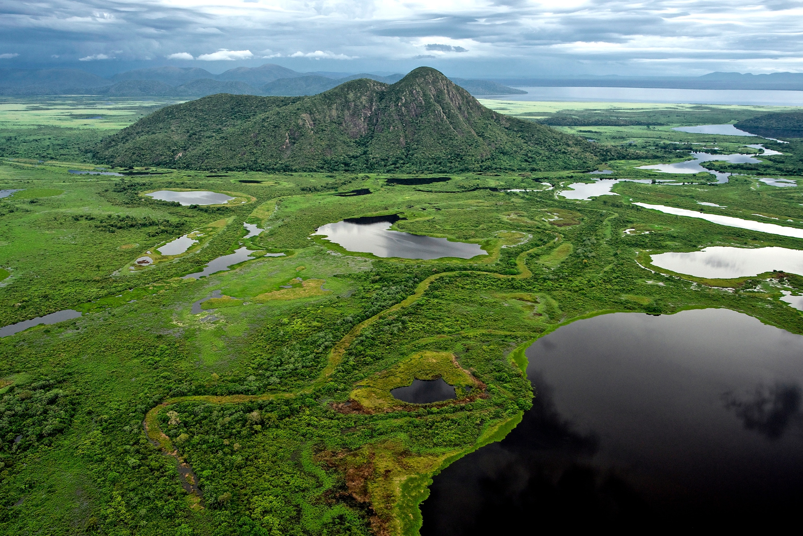 Vista aérea do Rio Paraguai serpenteando pela exuberante paisagem do Pantanal