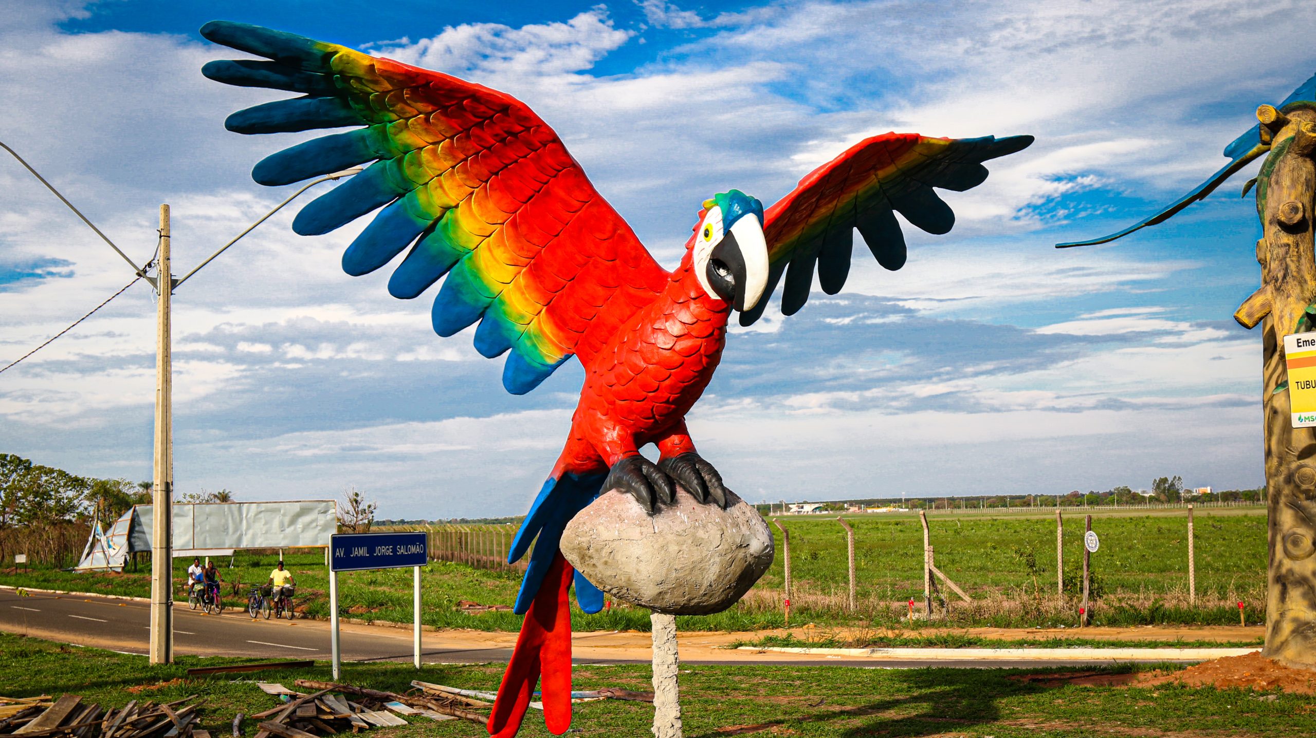 Escultura colorida de arara em Três Lagoas, parte do projeto de 84 monumentos de animais silvestres