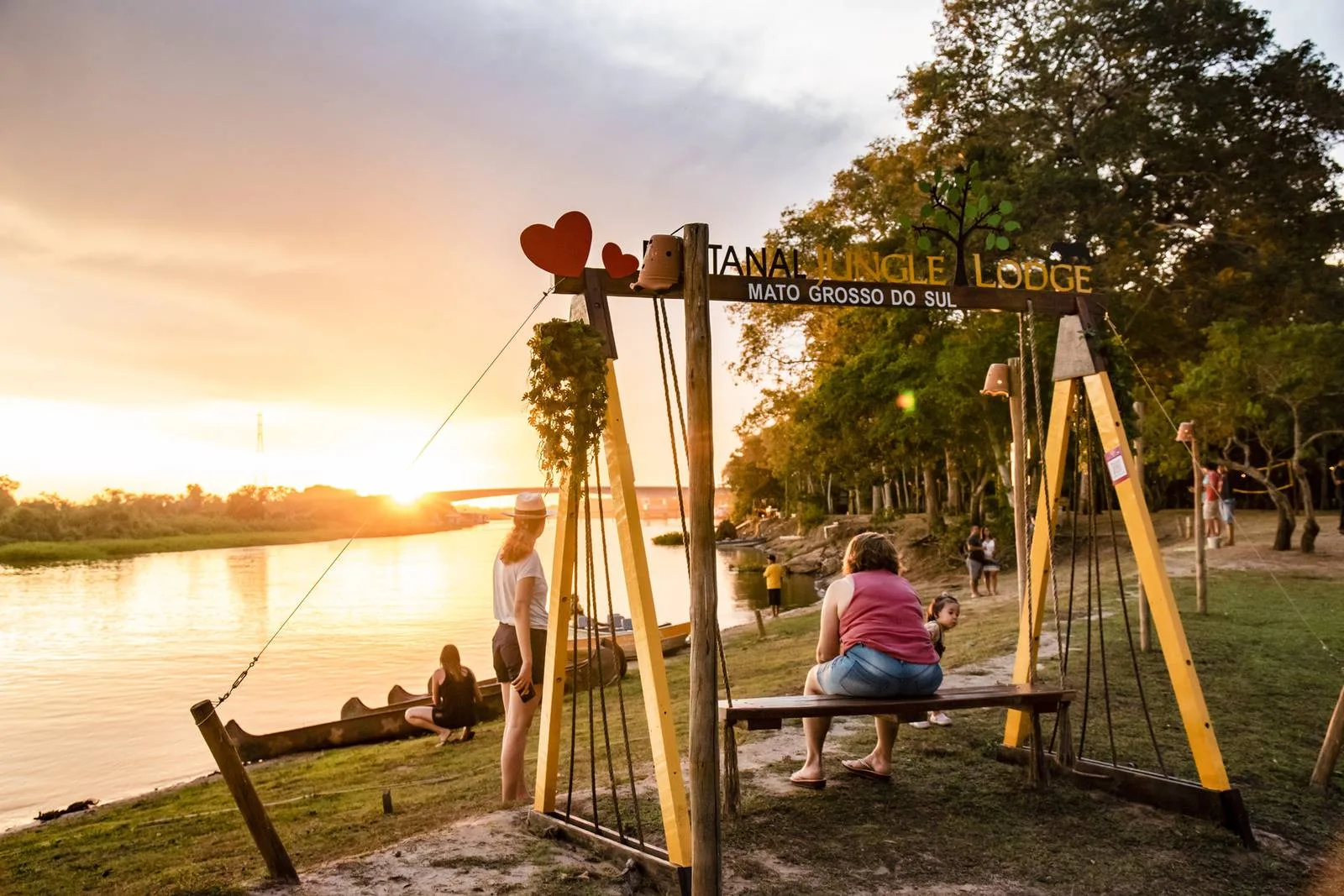 Paisagem do Pantanal Sul ao entardecer com vegetação nativa e água