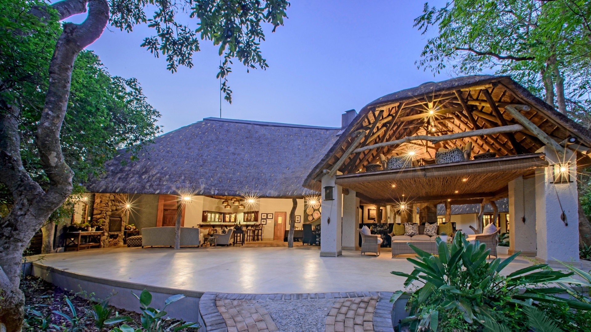 Dawn Breaks Over Savanna: A Day in the Life at This Thornybush Safari Haven