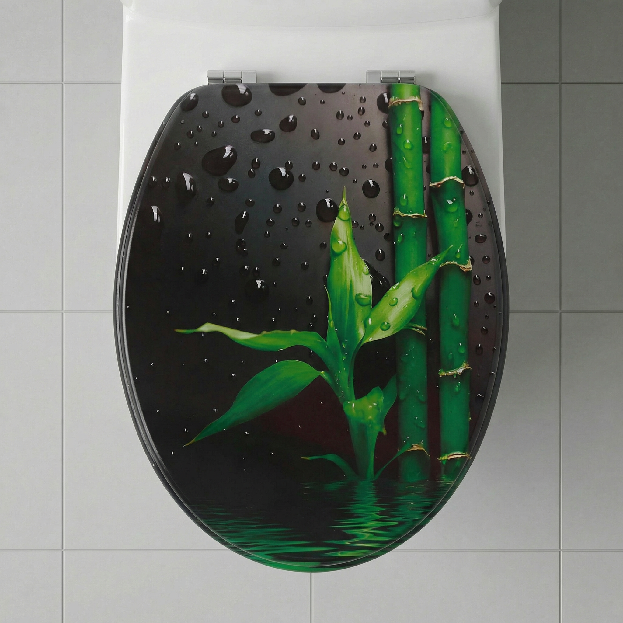 Nahaufnahme eines perfekt ausgerichteten WC-Sitzes auf einer Keramiktoilette