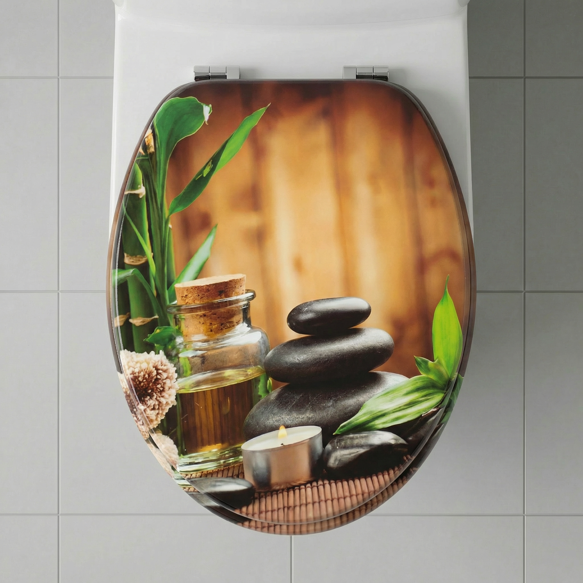 Eine Hand reinigt einen Softclose WC-Sitz mit einem weichen Tuch