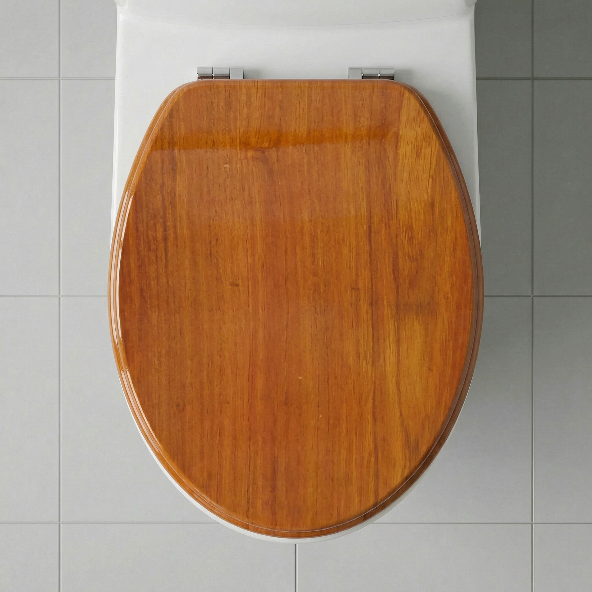 Nahaufnahme der Scharniere eines abnehmbaren WC-Sitzes für einfache Reinigung