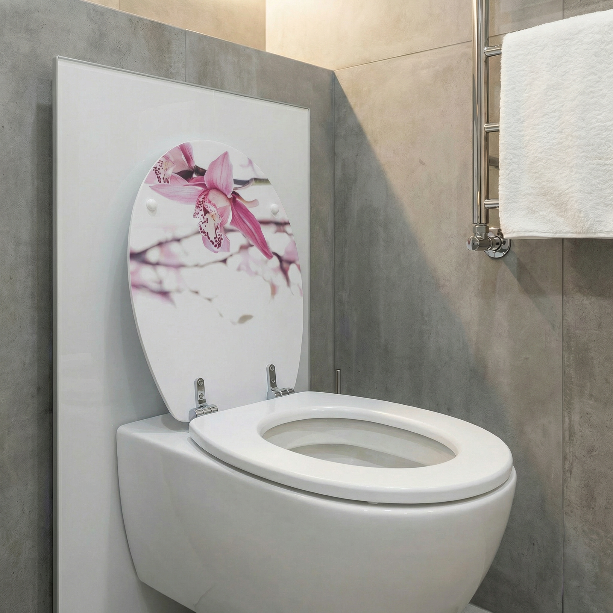 Eine Person reinigt einen WC-Sitz mit einem feuchten Tuch und Reinigungsmittel