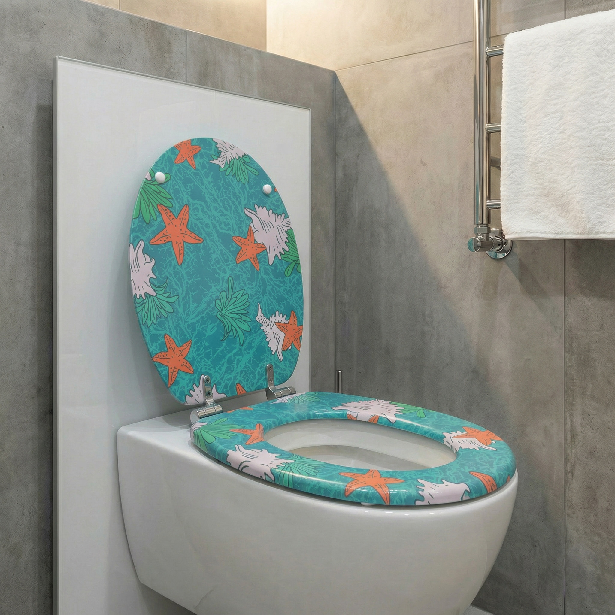 Nahaufnahme eines runden Toilettensitzes aus Duroplast, der Robustheit und Hygiene ausstrahlt