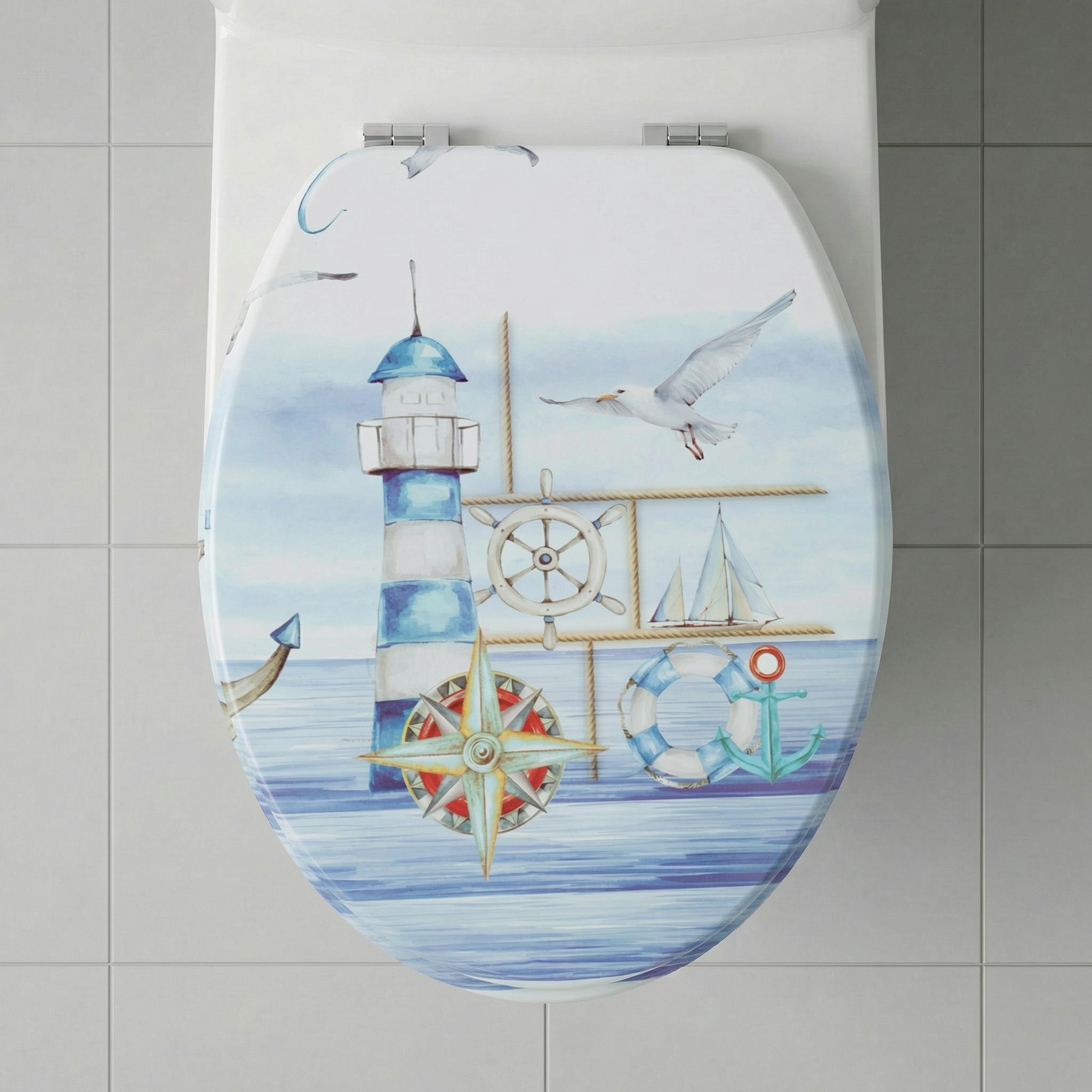 Modernes Badezimmer mit eckigem WC und passendem WC-Sitz