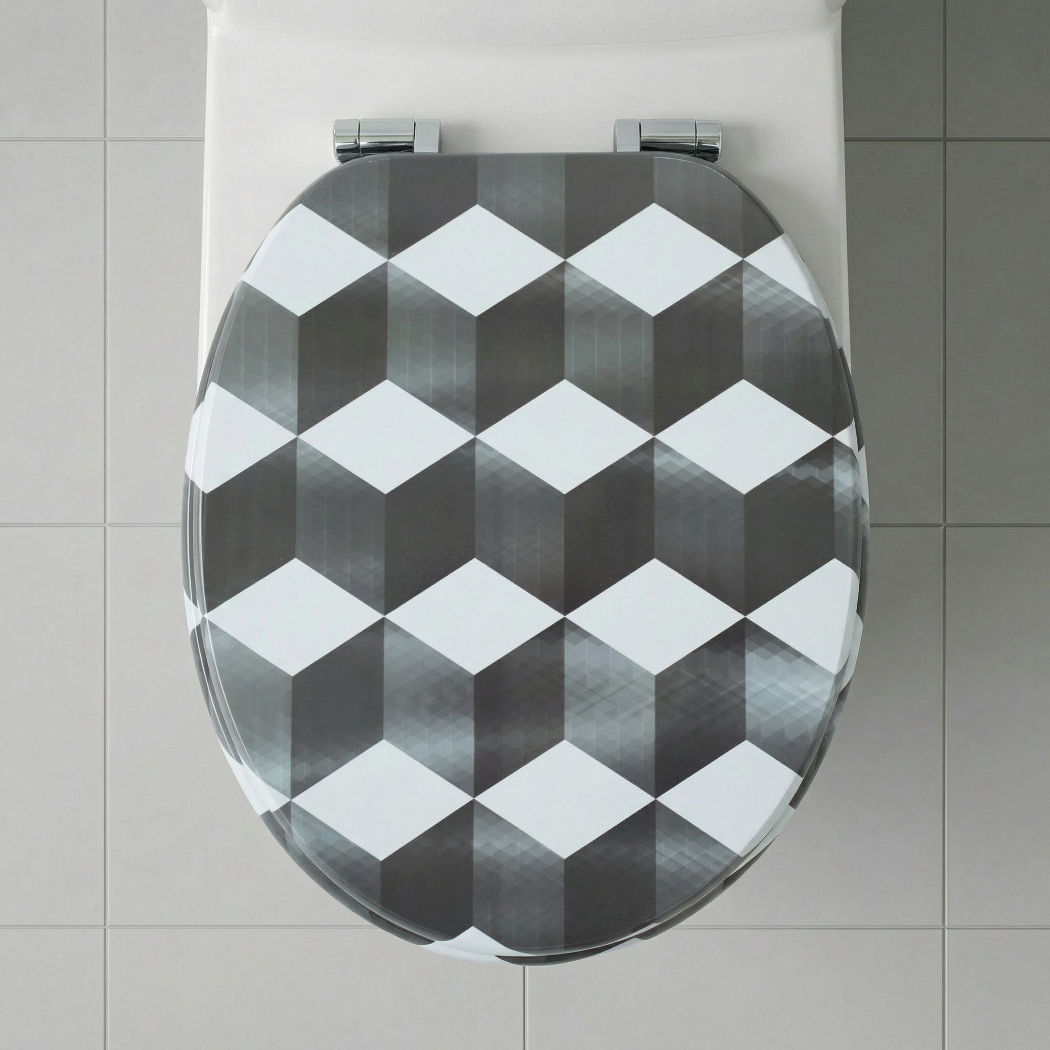 Nahaufnahme eines perfekt passenden WC-Sitzes auf einer Toilette