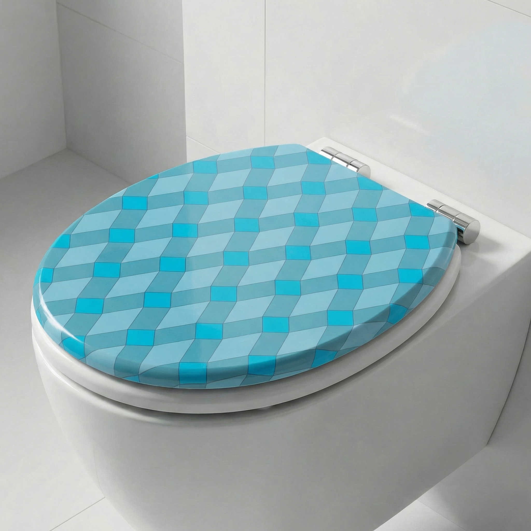 Modernes kleines Badezimmer mit eckiger Toilette und passendem WC-Sitz