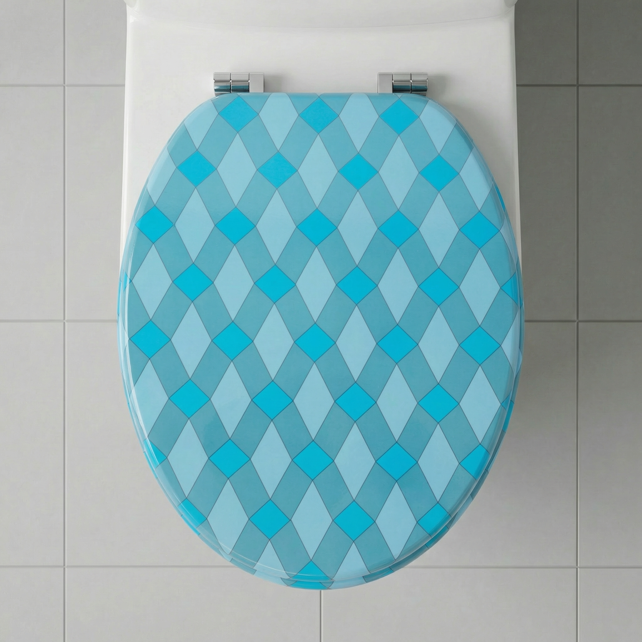 Nahaufnahme von stabilen Edelstahl-Scharnieren eines WC-Sitzes mit Absenkautomatik