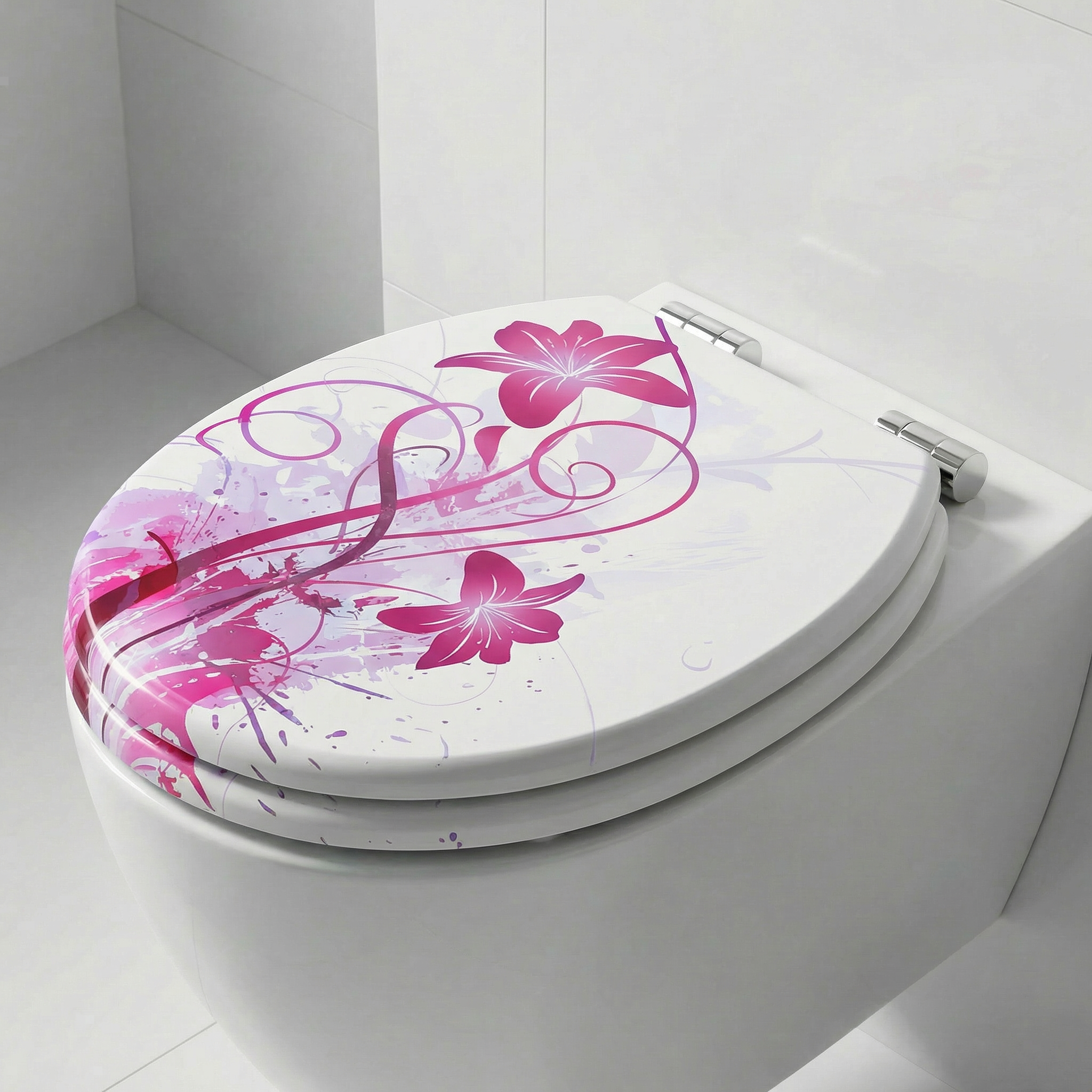 Hand, die einen WC-Sitz mit QuickRelease-Funktion abnimmt zur Reinigung