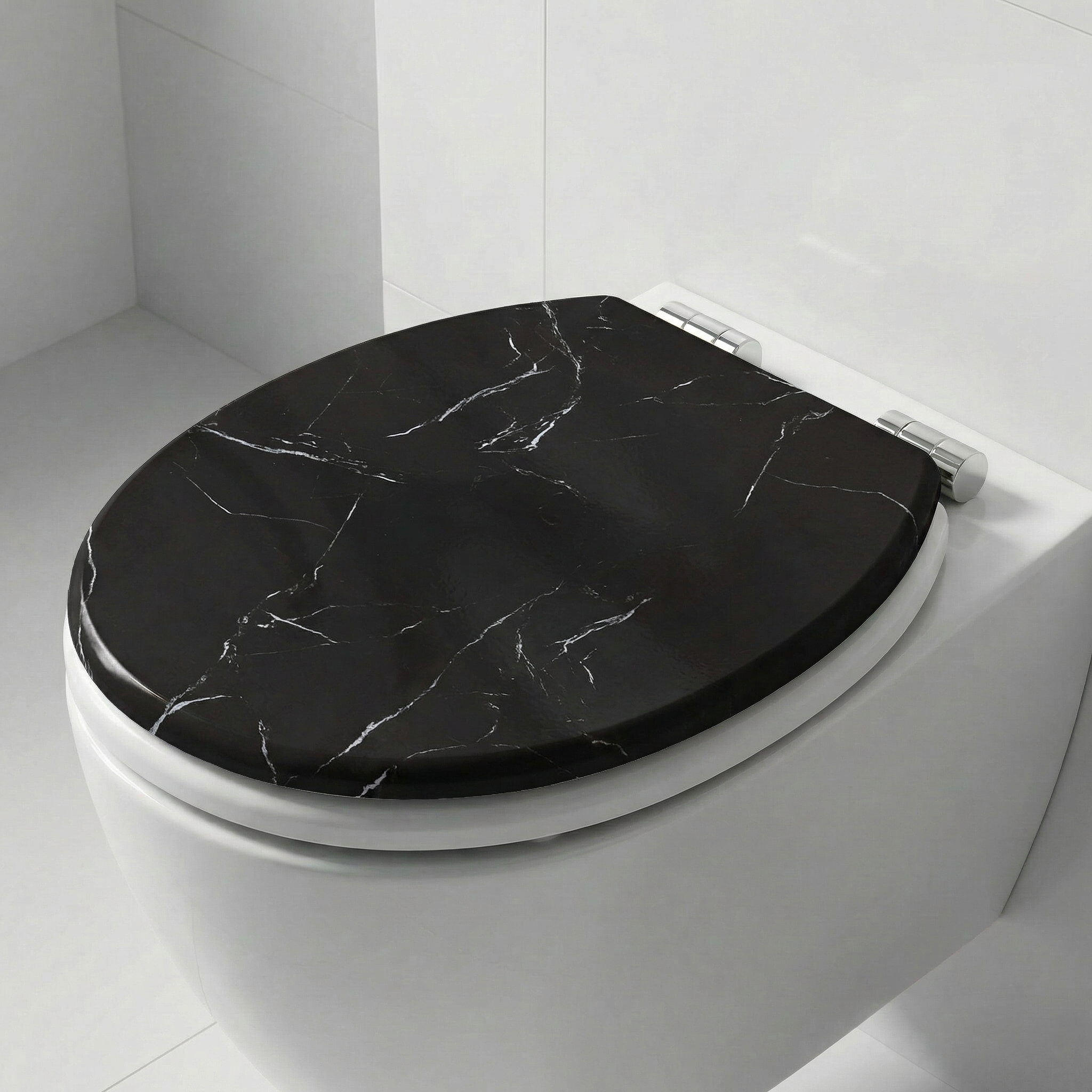 Schnittbild eines MDF-WC-Sitzes, das die Holzfaserstruktur und die Lackschicht zeigt