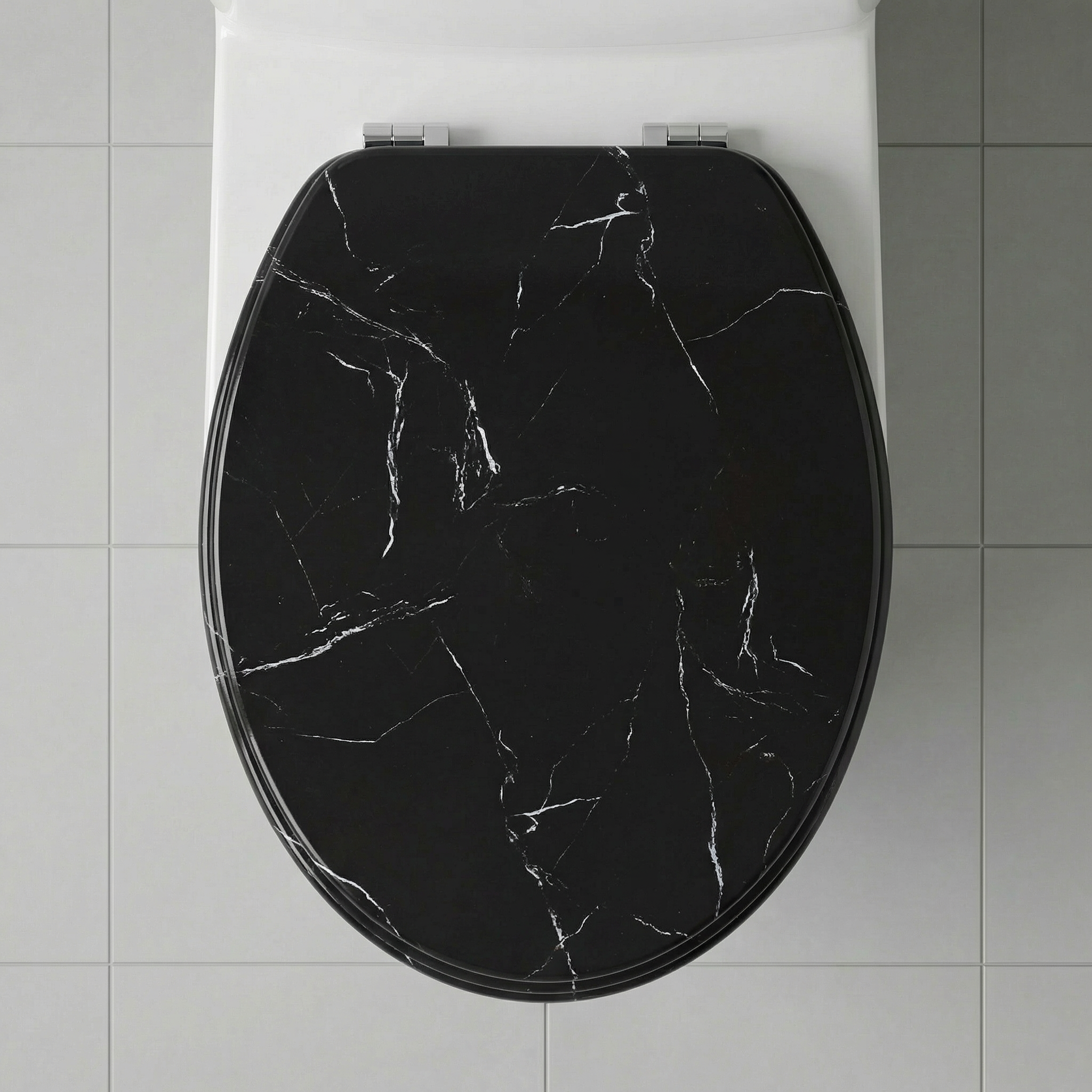 Eine Hand reinigt einen WC-Sitz mit einem weichen Tuch und mildem Reiniger