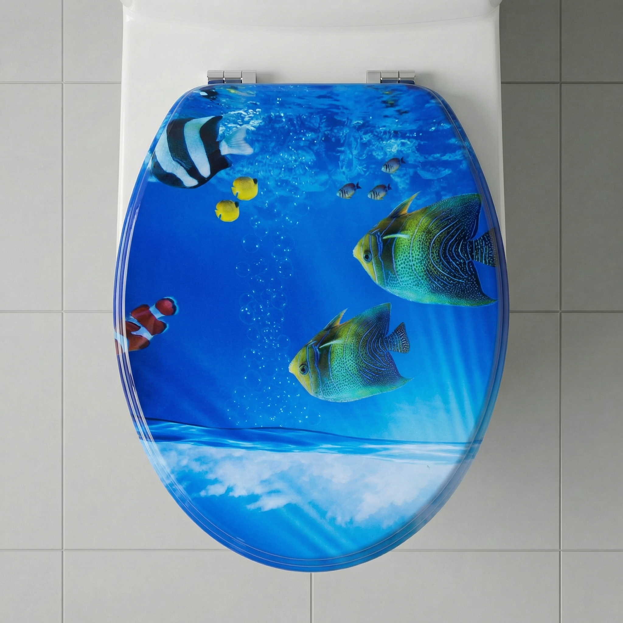 Eckiger WC-Sitz mit modernen Armaturen in einem sauberen Badezimmer