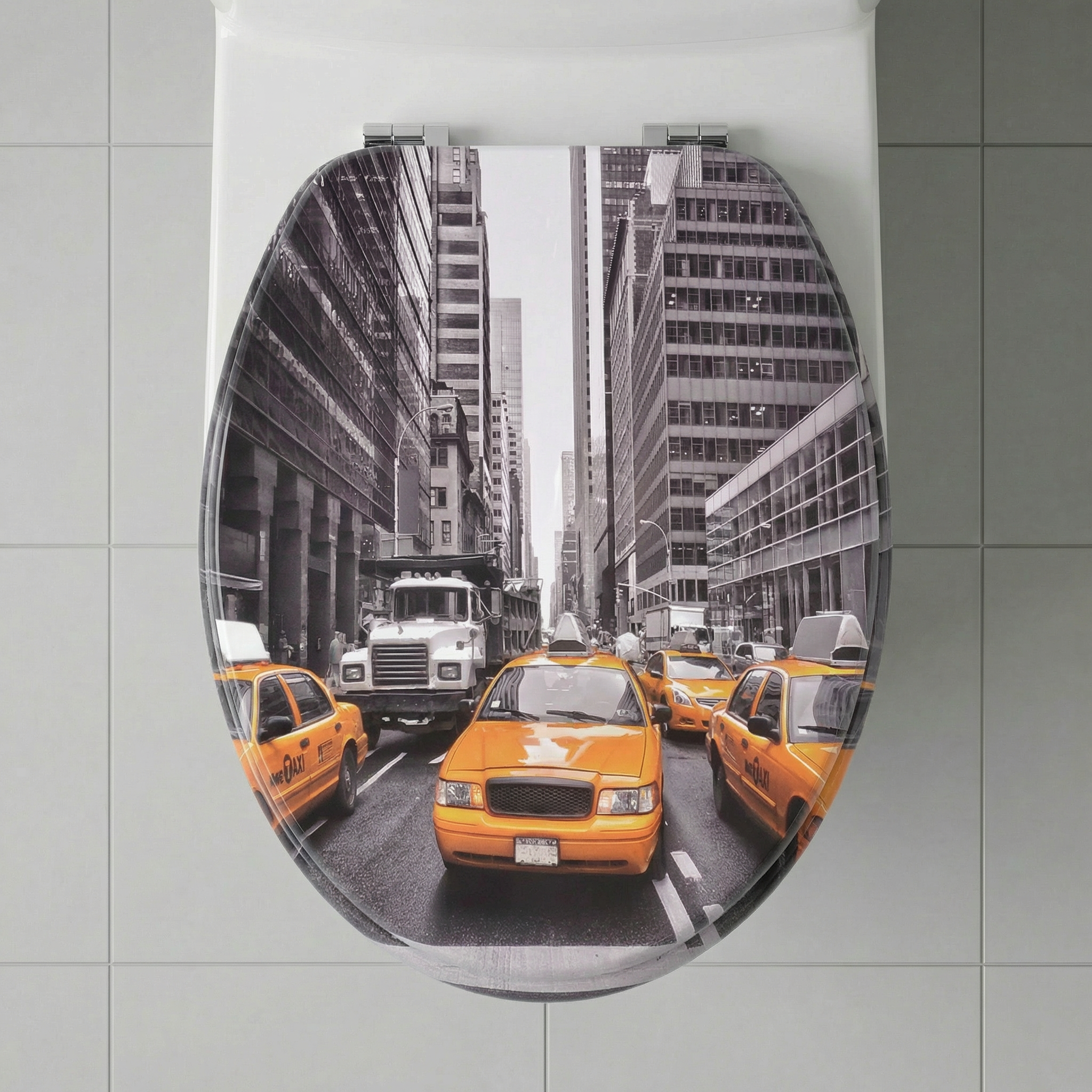 Ein Detailbild der Scharniere eines D-Form WC-Sitzes aus Duroplast, die die hochwertige Verarbeitung und die Soft-Close-Funktion zeigen