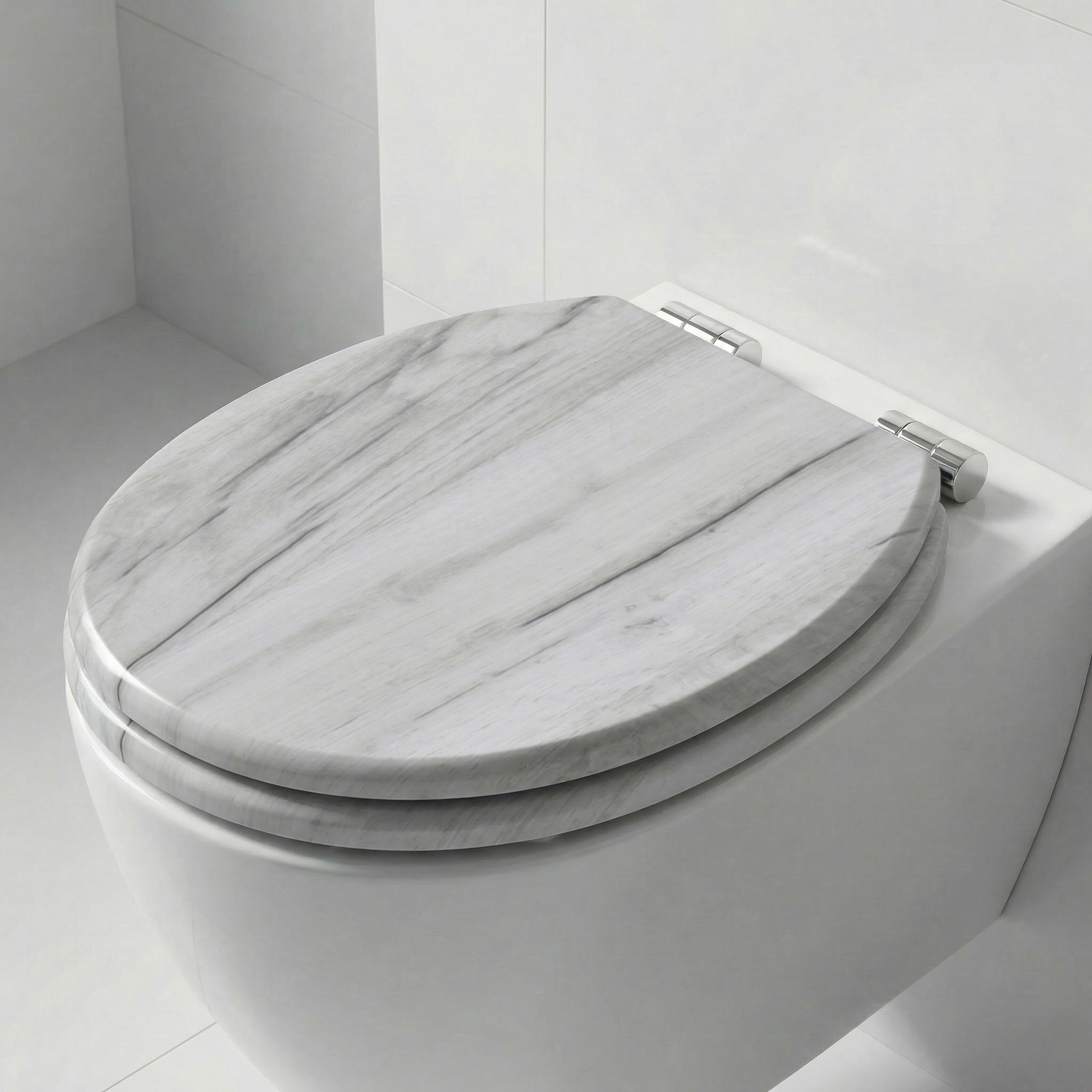 Nahaufnahme eines Duroplast WC-Sitzes, der seine glatte, hygienische Oberfläche zeigt