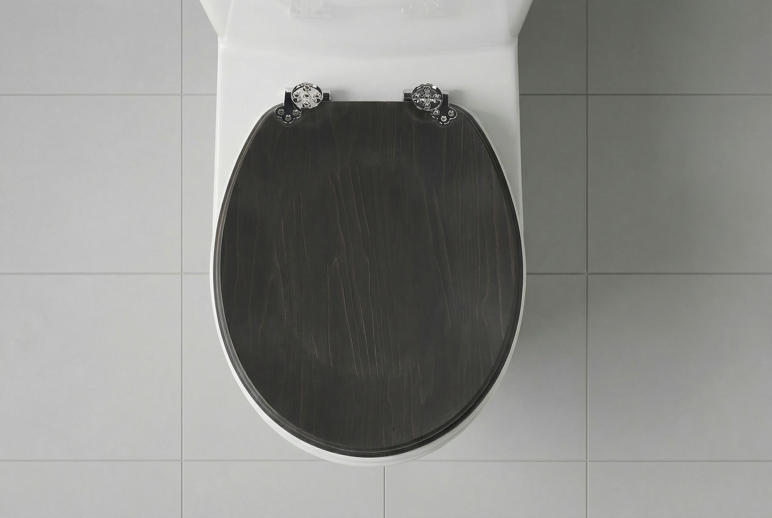 Person installiert einen beheizten WC-Sitz mit Werkzeug