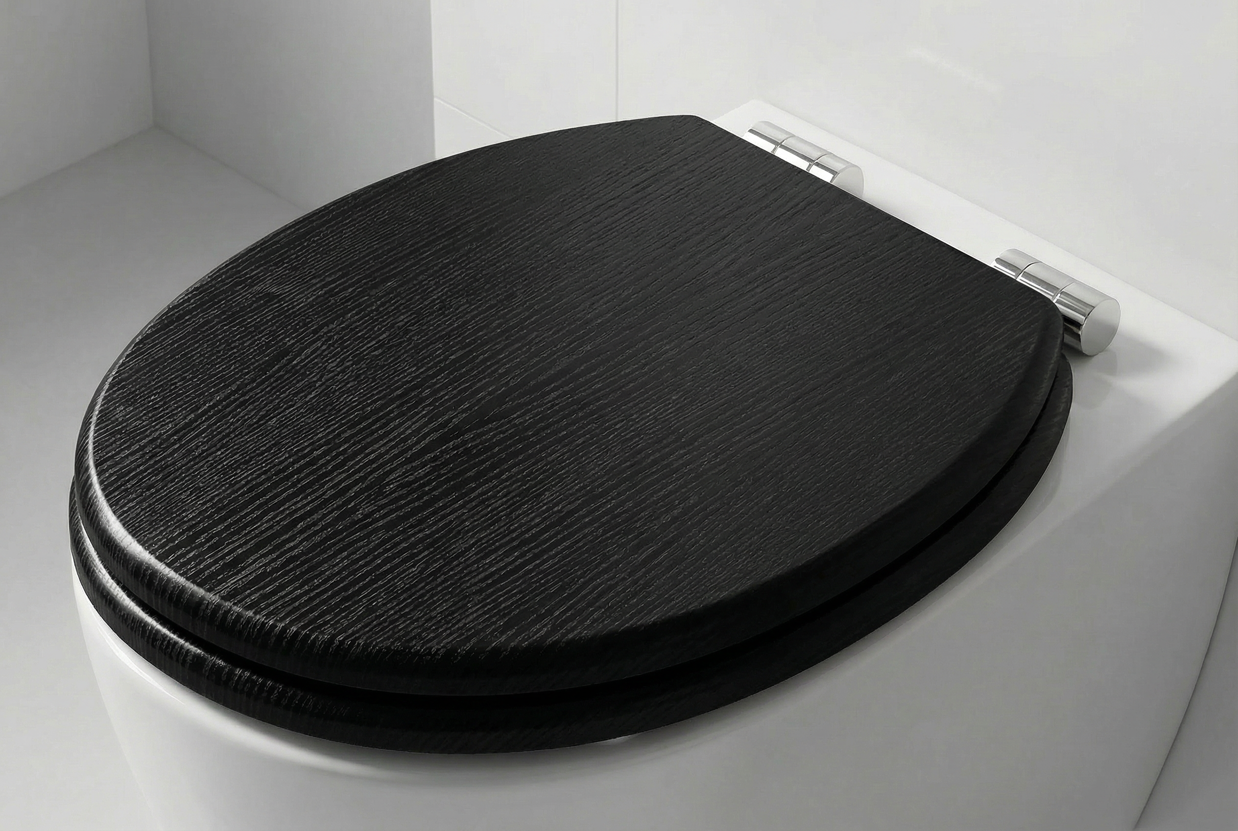 Eine Hand, die einen WC-Sitz mit Quick-Release-Funktion abnimmt