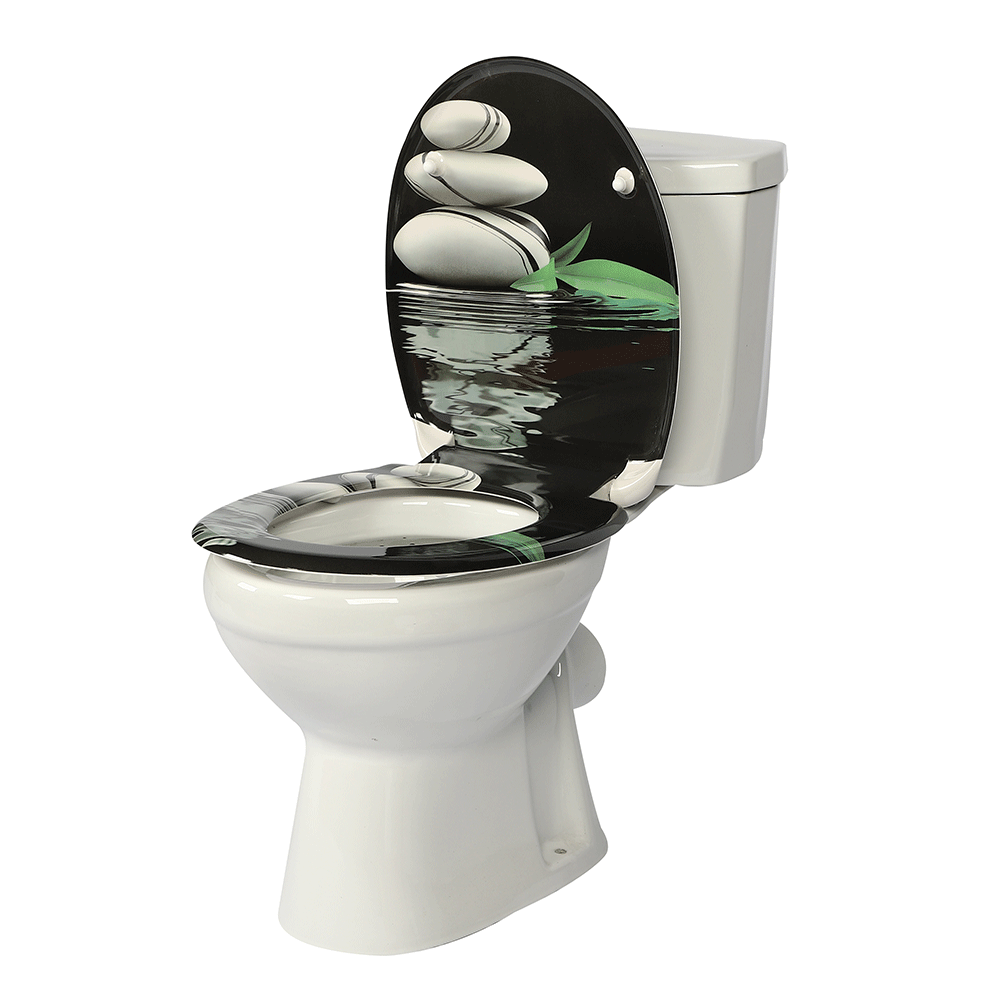 Eine Person reinigt einen WC-Sitz mit einem Mikrofasertuch und einer Sprühflasche, die natürliche Reinigungsmittel enthält.