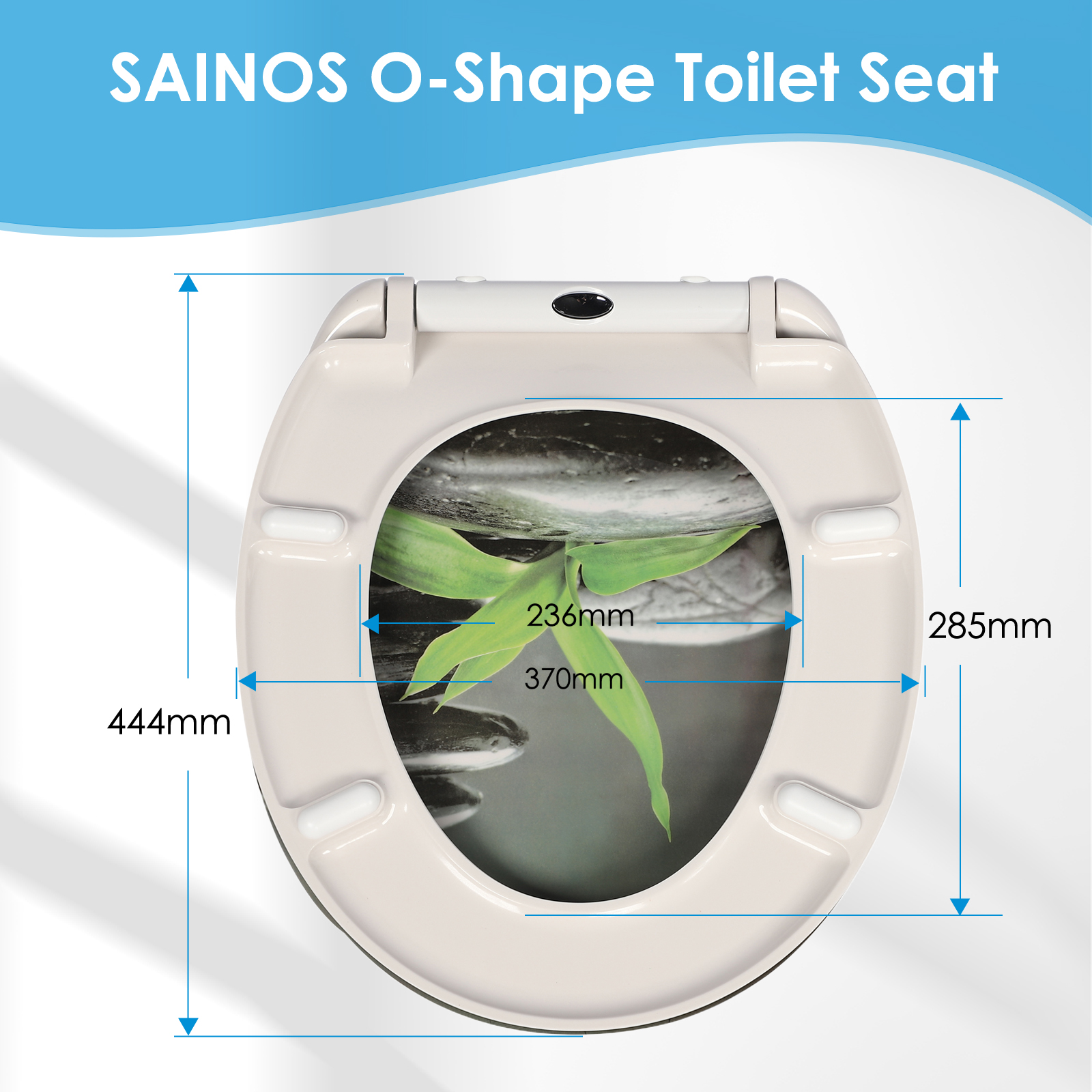 Eine Hand, die einen WC-Sitz mit einem umweltfreundlichen Reinigungsmittel besprüht, mit grünen Blättern im Hintergrund