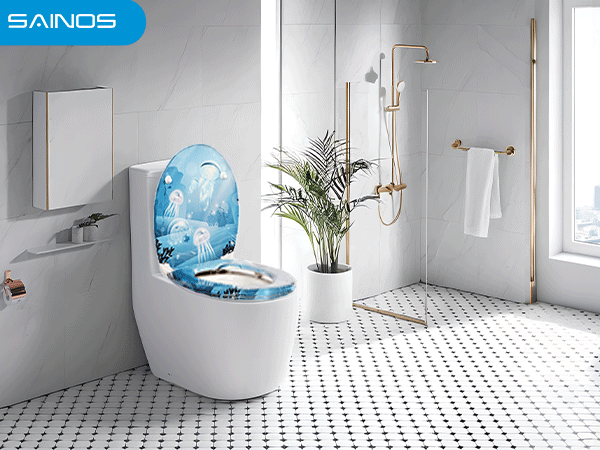 Ein Detailbild der Scharniere eines WC-Sitzes, die gereinigt werden