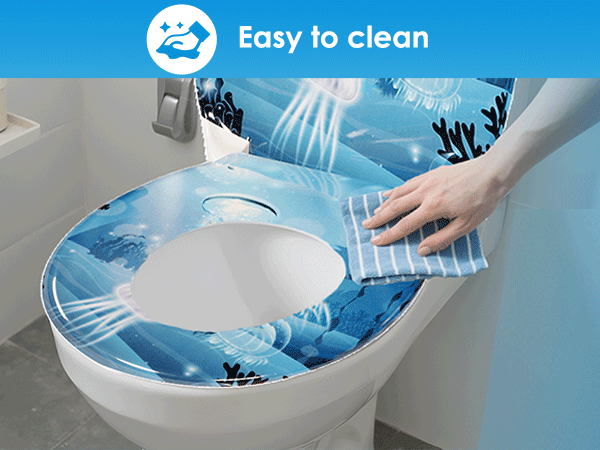 Person reinigt einen abgenommenen WC-Sitz mit weichem Tuch