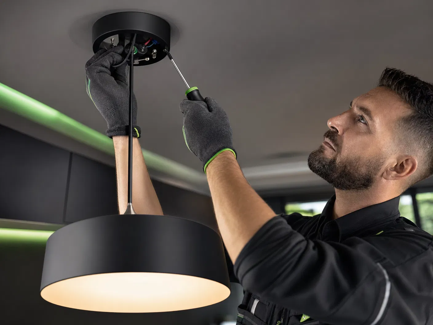 Instalación de lámpara de techo por electricista doméstico