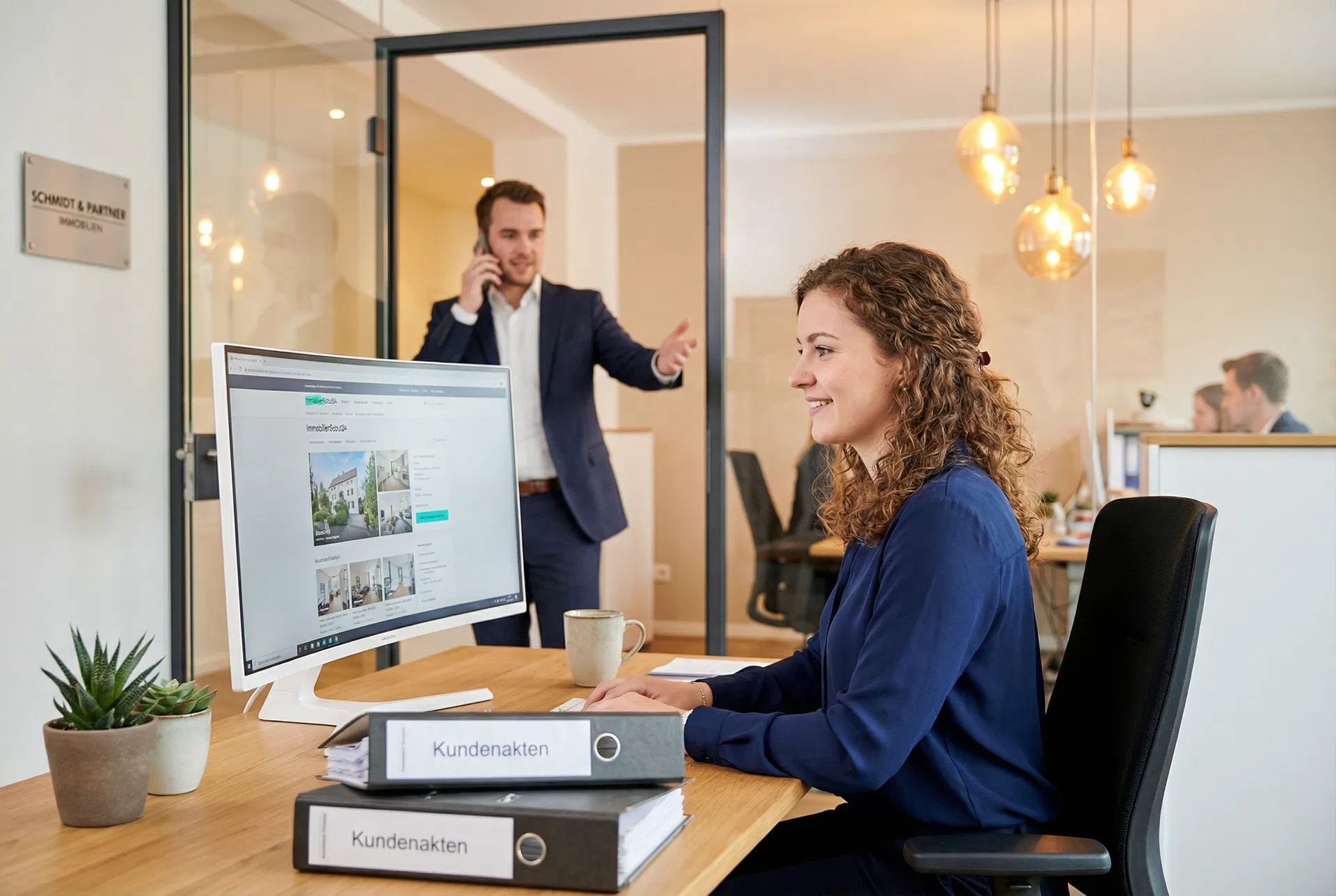 Azubi am Arbeitsplatz bei AR ImmoInvest