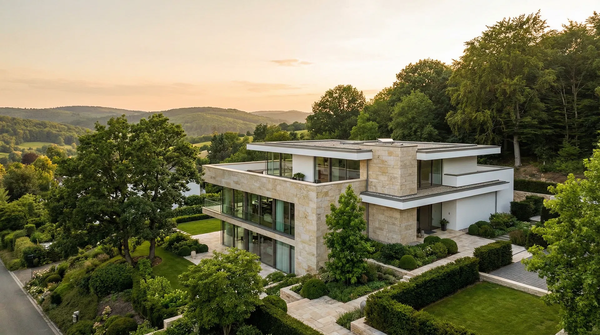 Moderne Luxusvilla im Taunus mit Panoramablick auf grüne Hügel