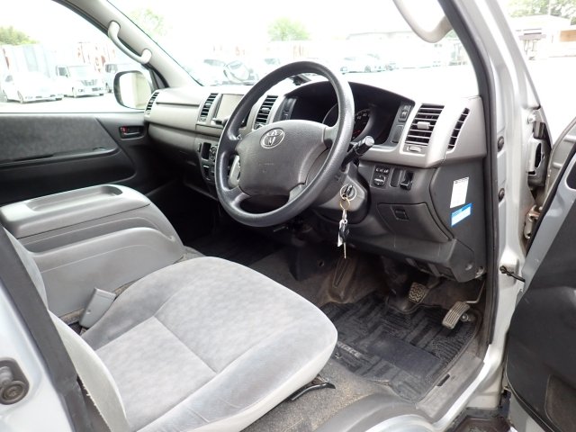 Toyota ﾊｲｴｰｽﾊﾞﾝ 4WD KDH205V 3